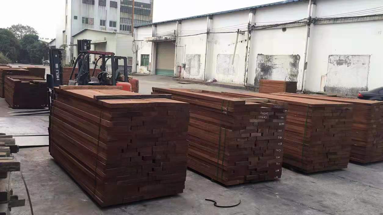 跨年即將來臨，匆忙補貨為月底沖刺做準備